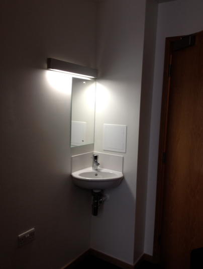 房间里的小洗手池跟镜子